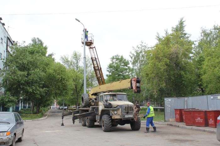 Для порятунку кошеня в Челябінську демонтували ліхтарний стовп (6 фото)