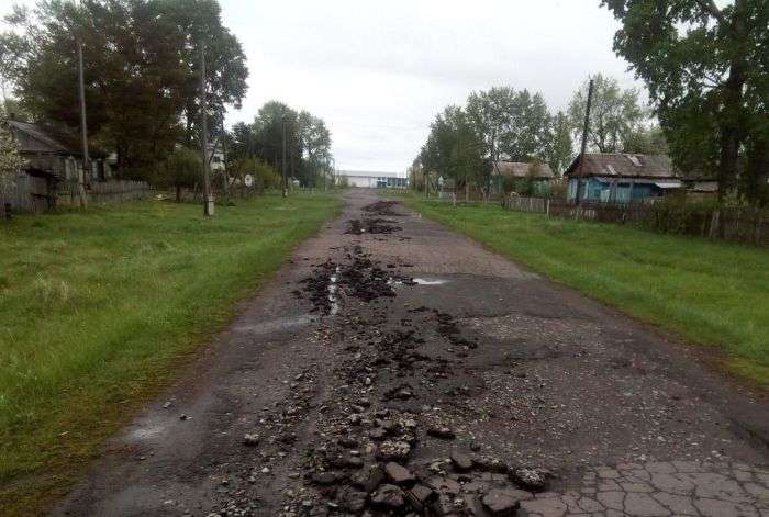 В Омській області чоловік «виорав» асфальт викраденим трактором (3 фото)