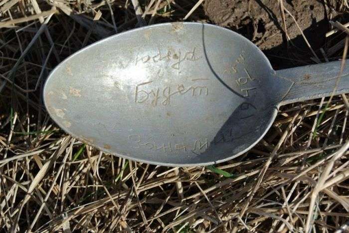 Ложка, дозволила встановити особу полеглого бійця (9 фото)