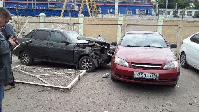 У Воронежі жінка протаранив пять автомобілів (5 фото)