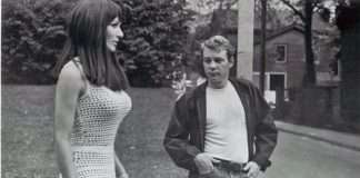 Чоловіки витріщаються на вподобаних дівчат (19 фото)