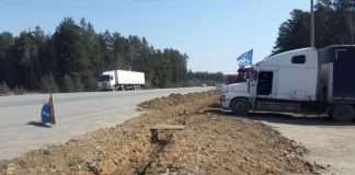 Під Єкатеринбургом обкопали стоянку протестуючих проти системи «Платон» далекобійників (4 фото + відео)