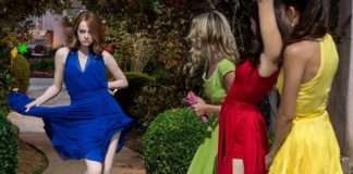 Емма Стоун надіслала подарунки школяреві, пригласившему її на випускний (3 фото)