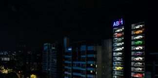 У Сінгапурі зявився гігантський «вендінговий автомат» з продажу автомобілів (6 фото + відео)