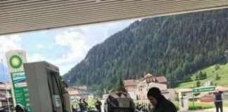 Незвичайна подруга байкера (2 фото)