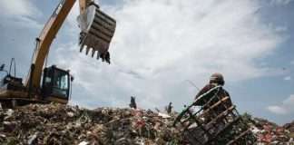 Звалище в Індонезії, що стала домівкою для 3000 сімей (12 фото)