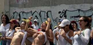 Як протестують жительки Венесуели. НЮ (4 фото)