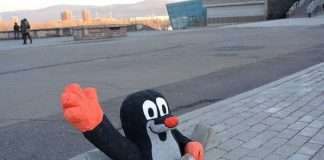 Красноярці вирішили звернути увагу на ями на тротуарі (3 фото)