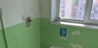 У московській багатоповерхівці невідомі демонтували сміттєпровід (6 фото)