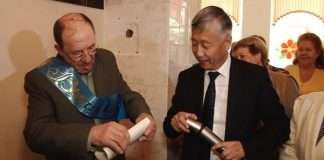 У Казахстані випускники розкрили капсулу часу з посланням 50-річної давності (7 фото)