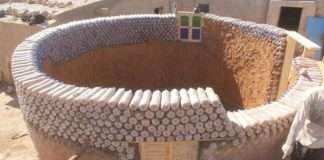 Будинки з пластикових пляшок, наповнених піском (7 фото)