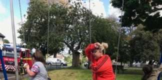 Тітка і племінниця застрягли в дитячих гойдалках (4 фото)