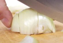 Ці прості трюки з ножем миттєво зупинять розрив цибулі