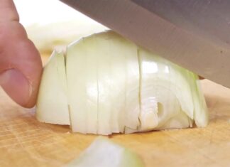 Ці прості трюки з ножем миттєво зупинять розрив цибулі