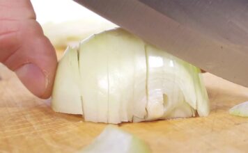 Ці прості трюки з ножем миттєво зупинять розрив цибулі
