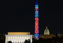 Америка святкує 250-річчя з історичною проекцією на монумент Вашингтону
