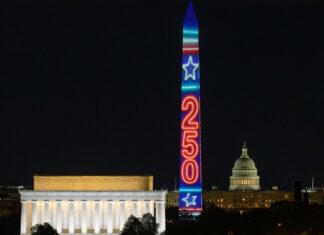 Америка святкує 250-річчя з історичною проекцією на монумент Вашингтону