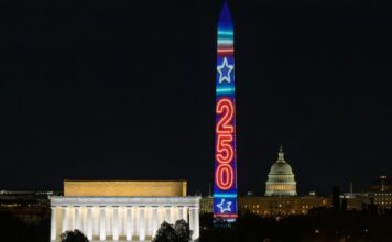 Америка святкує 250-річчя з історичною проекцією на монумент Вашингтону