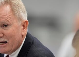 Голова комісії з питань вакцинації виступає за необов’язкові щеплення, ставлячи особисту свободу вище громадського здоров’я