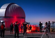 Комета відвідує звіздарів на Кітт-Пік | Космічна фотографія дня 2 лютого 2026 року