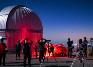 Комета відвідує звіздарів на Кітт-Пік | Космічна фотографія дня 2 лютого 2026 року