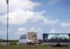Основний ступінь ракети Artemis 3 SLS прибув до Флориди для запуску в 2027 році (фото)