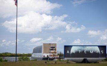 Основний ступінь ракети Artemis 3 SLS прибув до Флориди для запуску в 2027 році (фото)